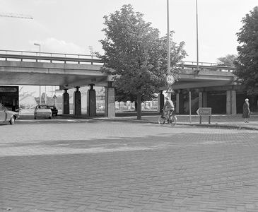884463 Afbeelding van een ANWB-wegwijzer en enkele verkeersborden bij het viaduct in de Waterlinieweg over de ...